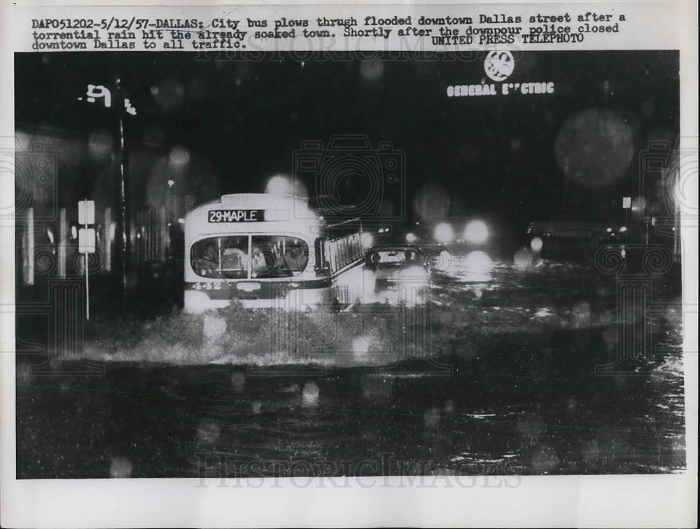 1957 Press Photo city bus caught in flooded street, downtown Dallas, TX - Historic Images