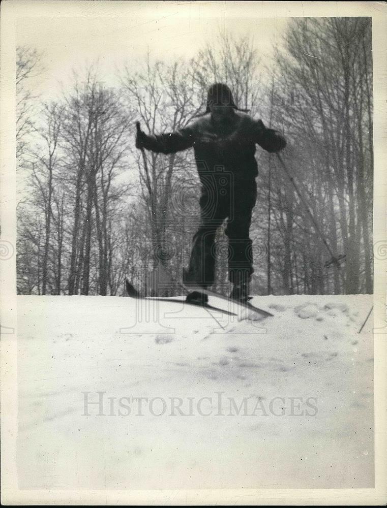 1936 Press Photo Clayton Hoff skiing down the hill on Waterbury Ave in Lakewoof - Historic Images