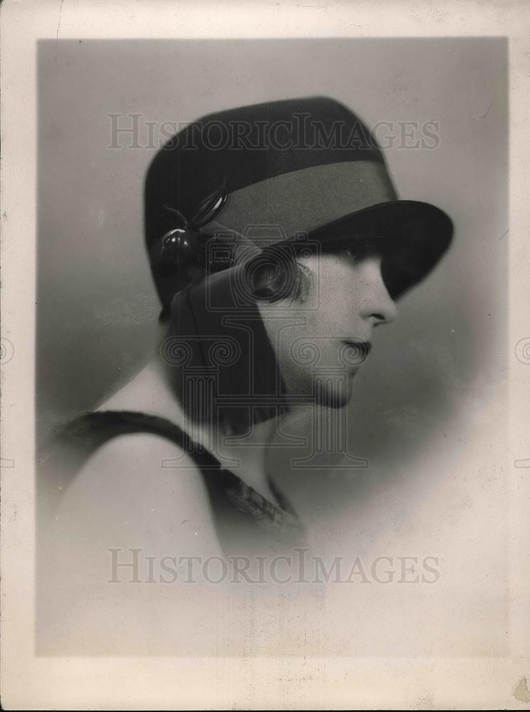 1925 Press Photo Woman wearing a ribbon trimmed hat - Historic Images