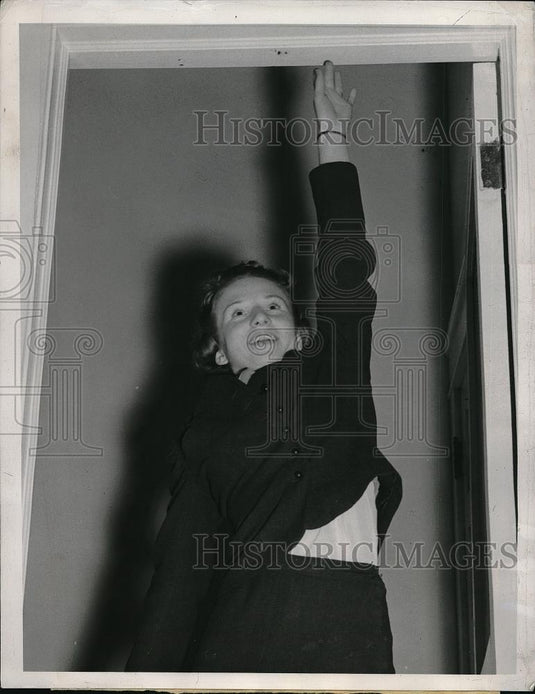 1939 Press Photo Kathleen Hildebrand of Kansas City Jr. College Stretching - Historic Images
