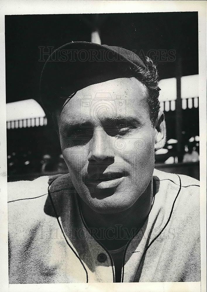 1935 Press Photo Boston Red Sox Pitcher Wesley Ferrell At Training Camp - Historic Images