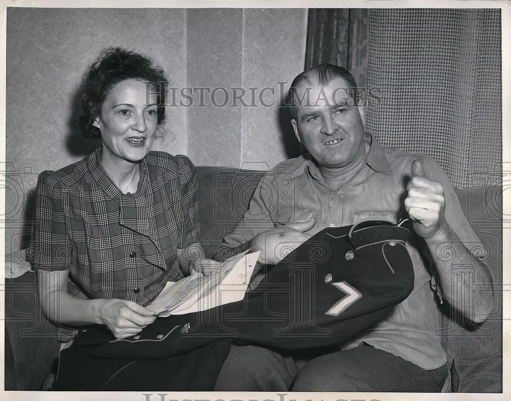 1942 Press Photo Marine Eugene Oliver Moore Home After Injured In Battle - Historic Images