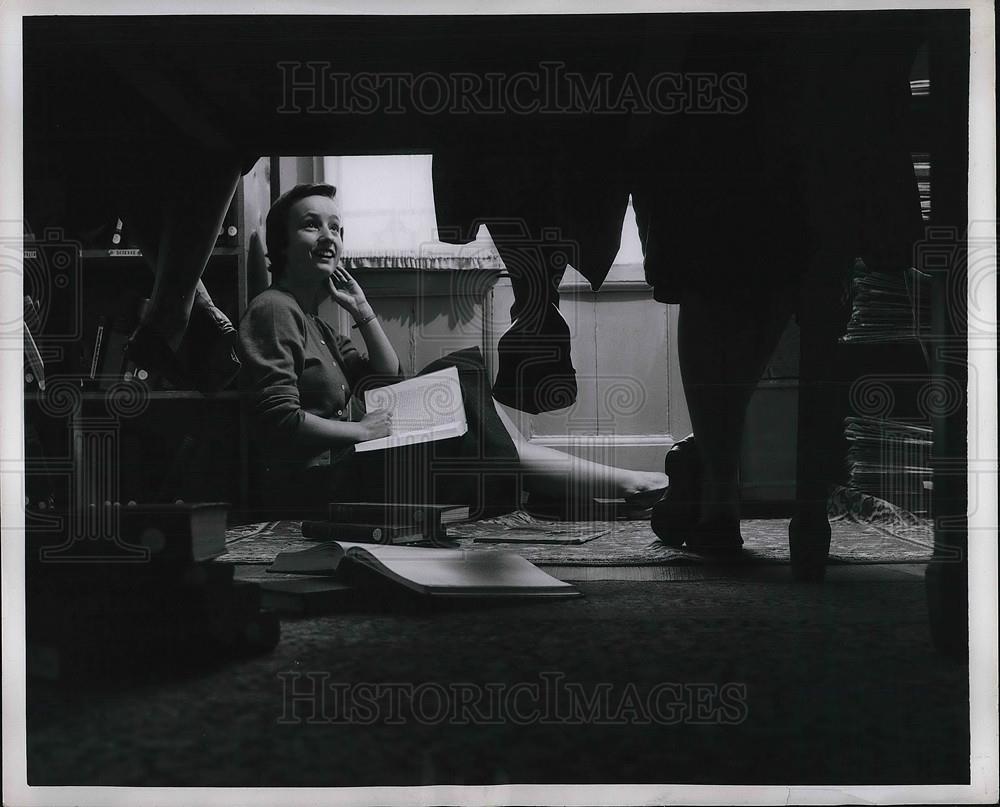 1954 Press Photo Susan Reed a student at Hotel Russie Library - Historic Images