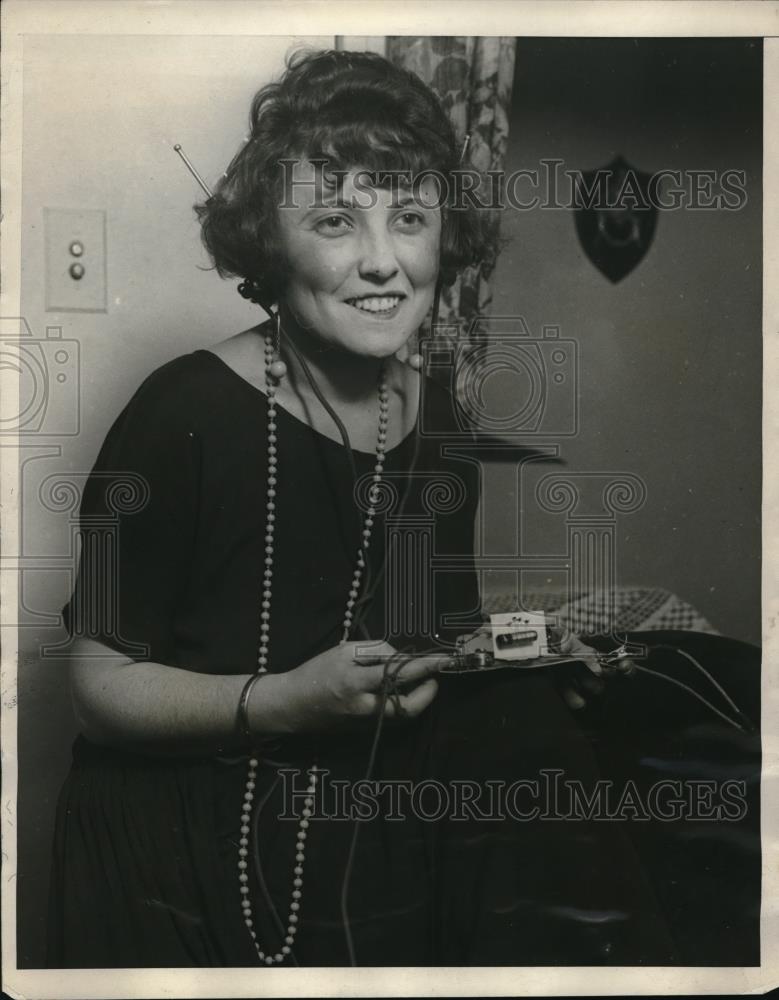 1924 Press Photo Mrs Helen Frey,and her 18 cent radio in Washington - neb47435 - Historic Images