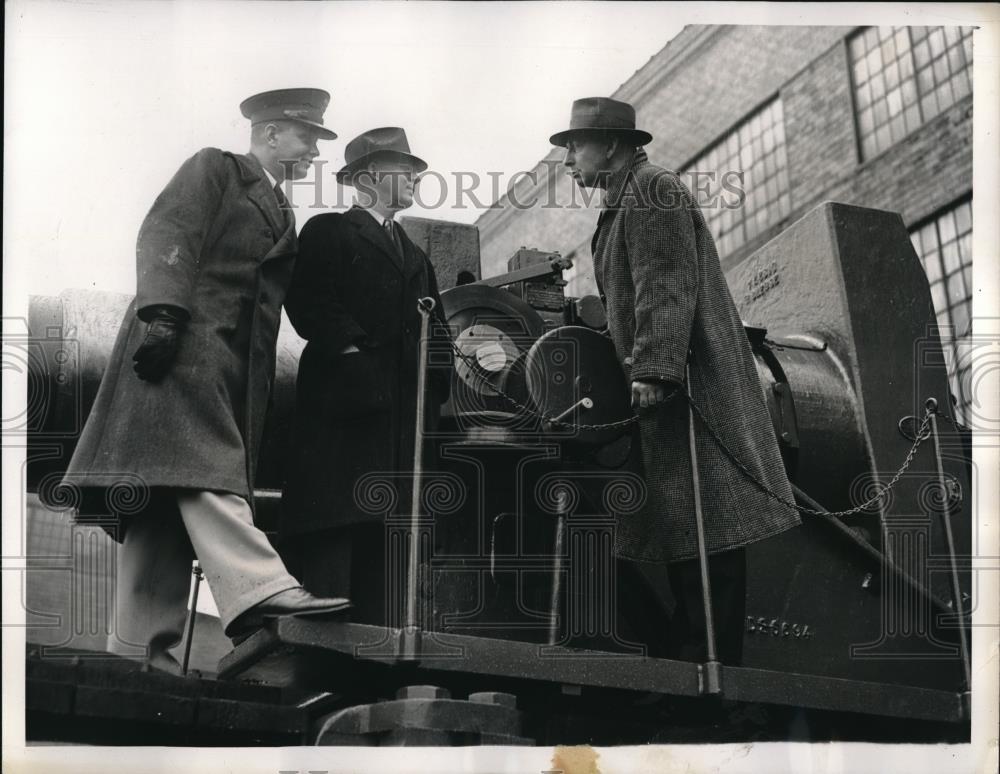 1941 Press Photo Baldwin Locomotive Works in Pa. Maj DM Haussman,Gen Case - Historic Images