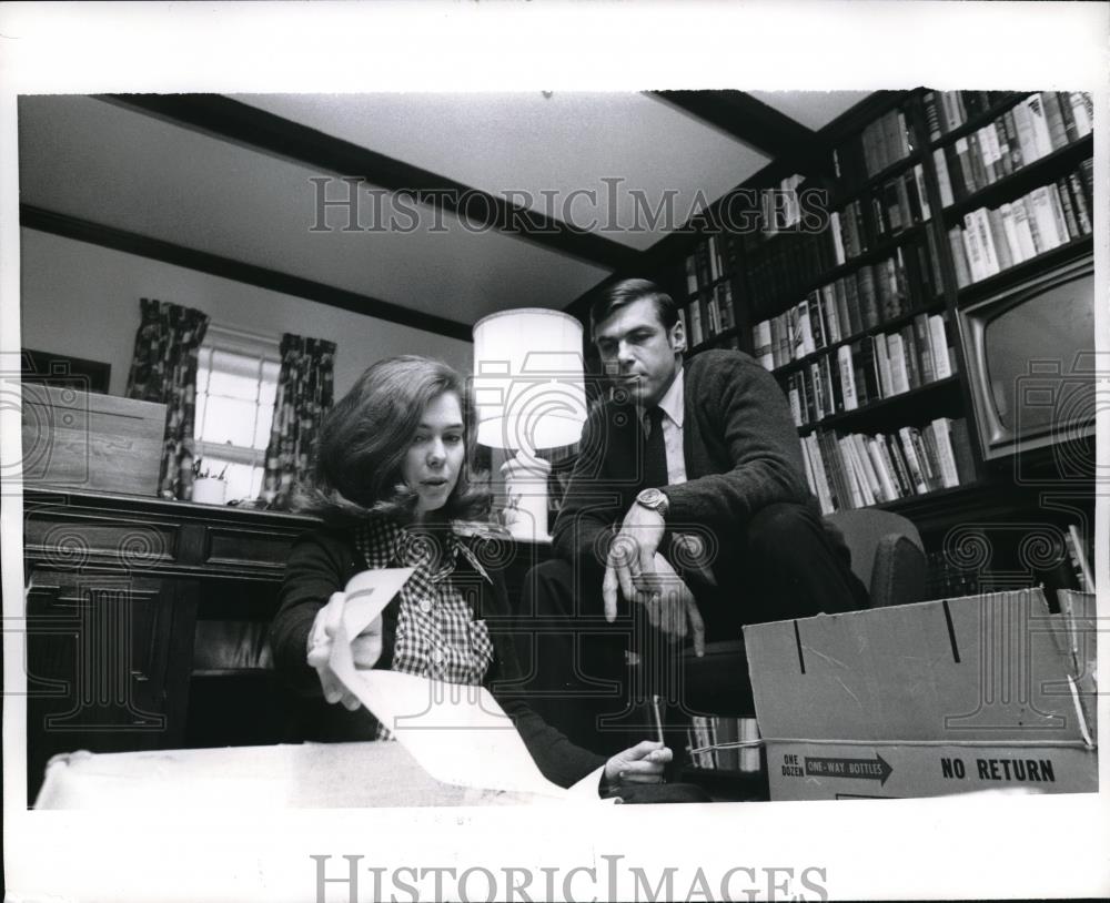 1970 Press Photo Mr &amp; Mrs Stuart at their Great Falls, Va home - neb49067 - Historic Images