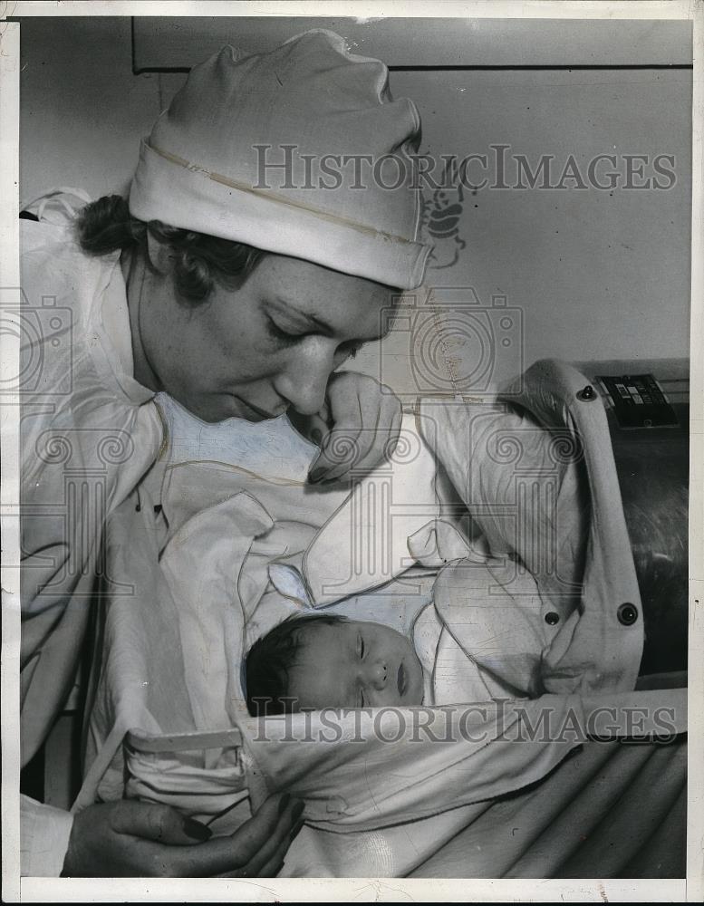 1939 Press Photo Nurse Evelyn Hacker Looks At David Wayne Hatton - neb48437 - Historic Images