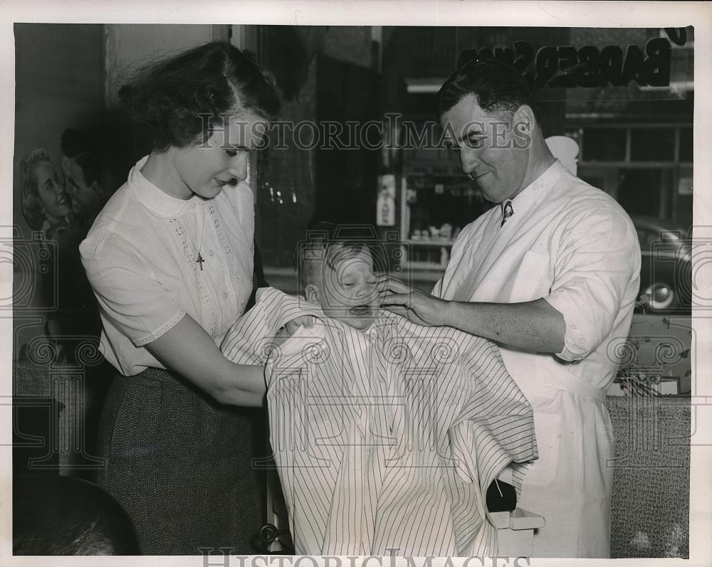 1952 Press Photo Mrs Ed Lutch &amp; son Robert as he gets a haircut from John Sonca - Historic Images