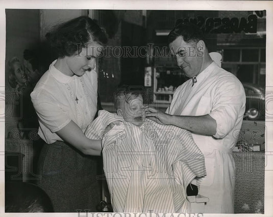 1952 Press Photo Mrs Ed Lutch & son Robert as he gets a haircut from John Sonca - Historic Images