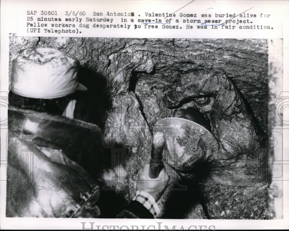 1960 Press Photo San Antonio, Tx Valentin Gomez rescued from caved in sewer line - Historic Images