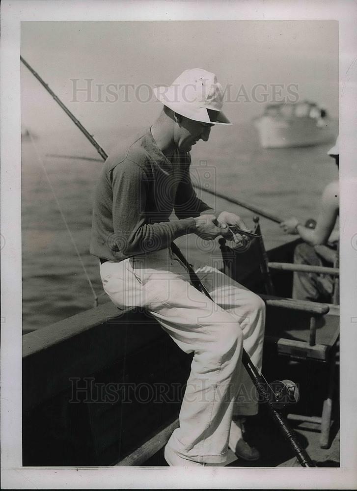 1937 Press Photo Yankee player Arndt Jorgens fishing in Gulf of Mexico - Historic Images