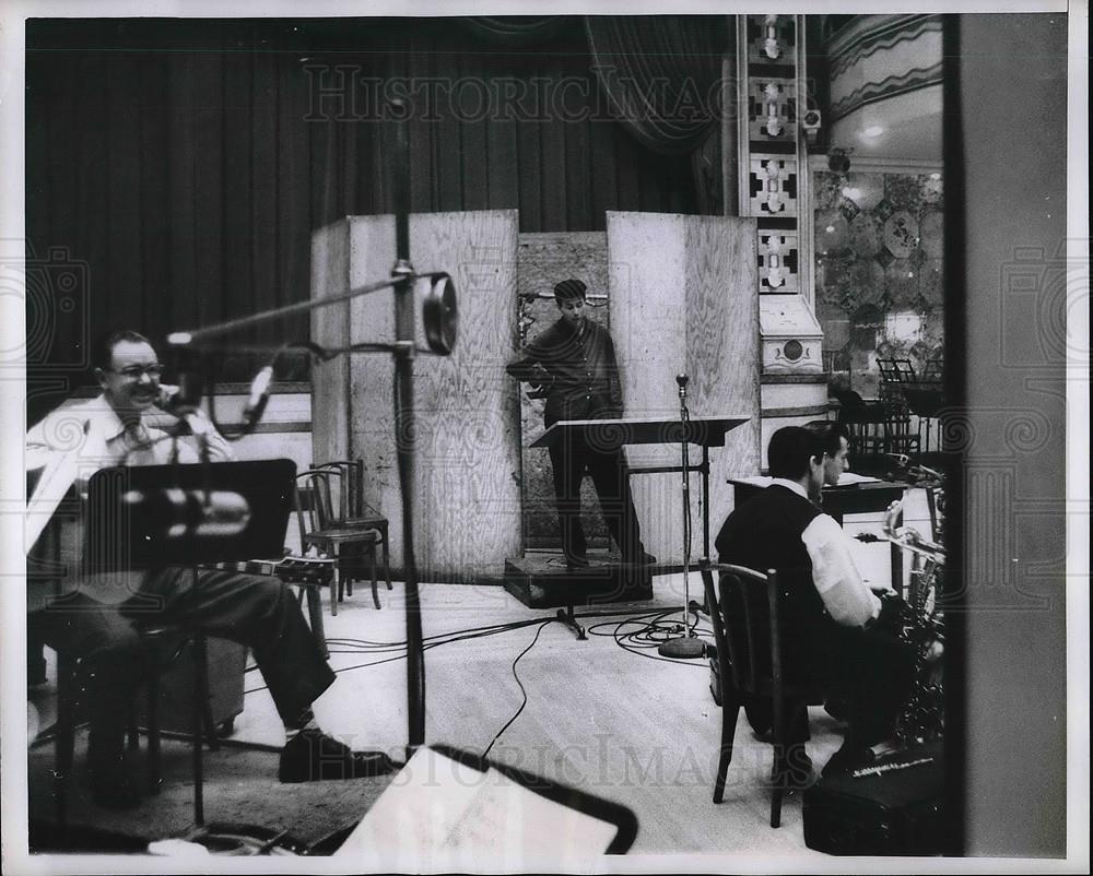 1956 Press Photo Jimmie Komack getting ready to preform with orchestra - Historic Images