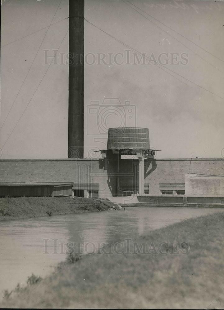 Press Photo Irrigation river bank - Historic Images