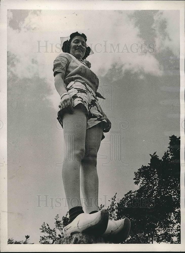 1938 Press Photo Flora Belle Huett, Participant in Annual Tulip Festival - Historic Images