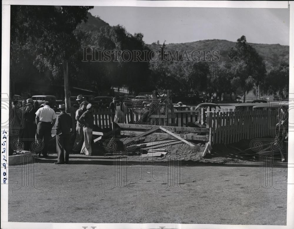 1939 Press Photo Hollywood Bowl in Calif, parking lot dug up in hunt for gold - Historic Images