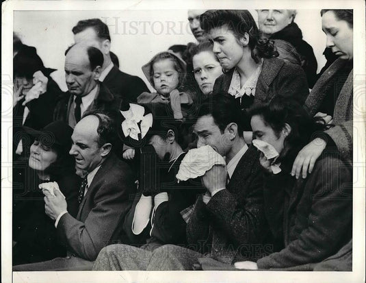 1941 Press Photo Birmingham, Ala. Mr & Mrs JR Yager at funeral of son - Historic Images