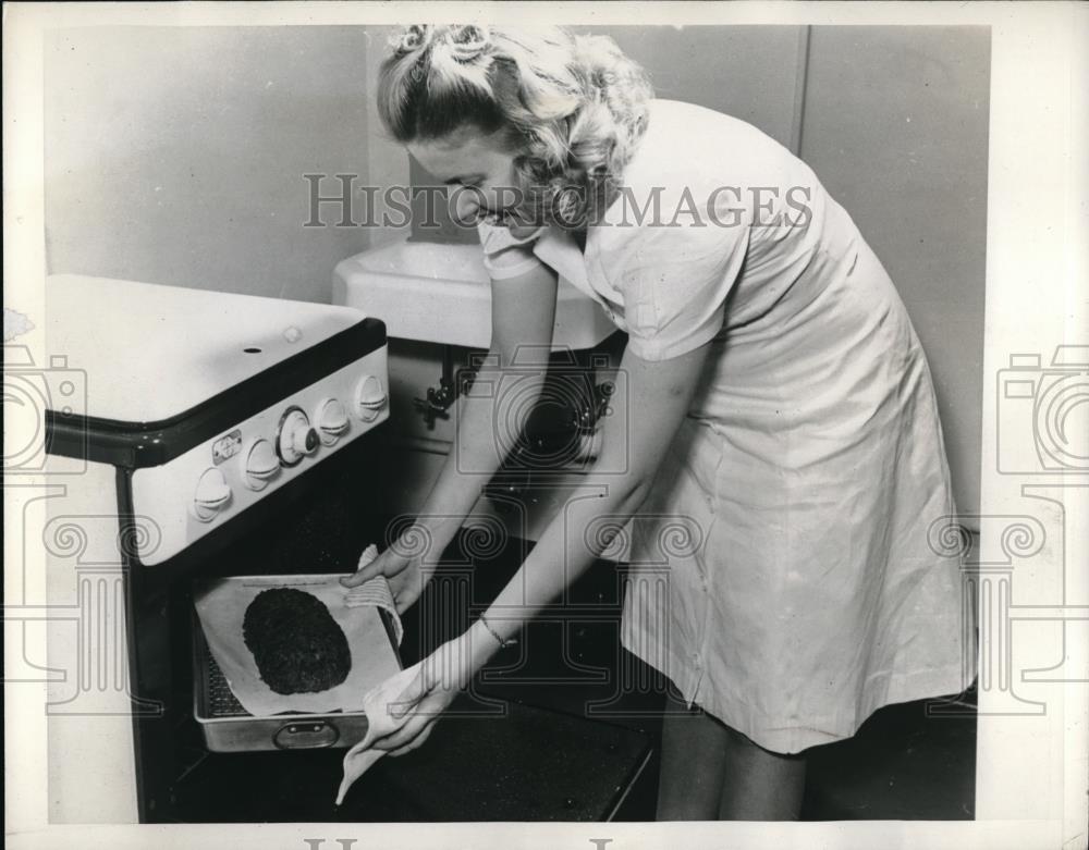 1943 Press Photo Mary Dooley at US Dept of Agri, baking meat loaf - neb47832 - Historic Images