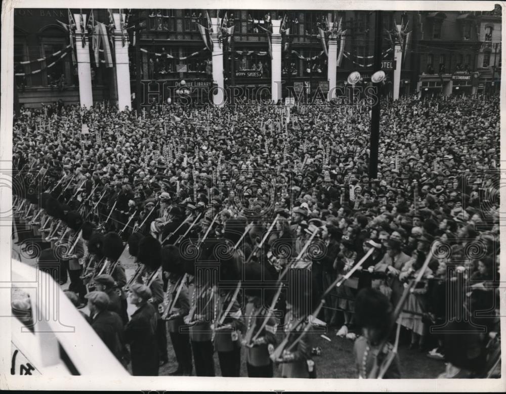 1939 Press Photo Crowd in front of Toronto City Hall - neb49421 - Historic Images