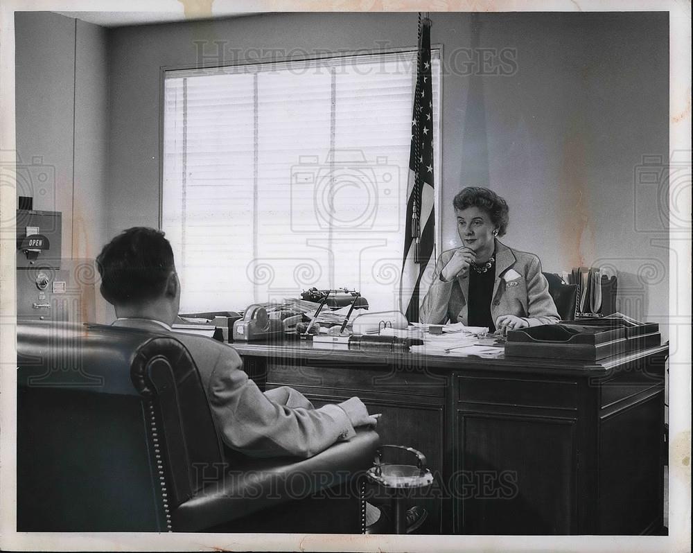 1957 Press Photo Frances G. Knight, Passport Office Dept of State Talks Traveler - Historic Images