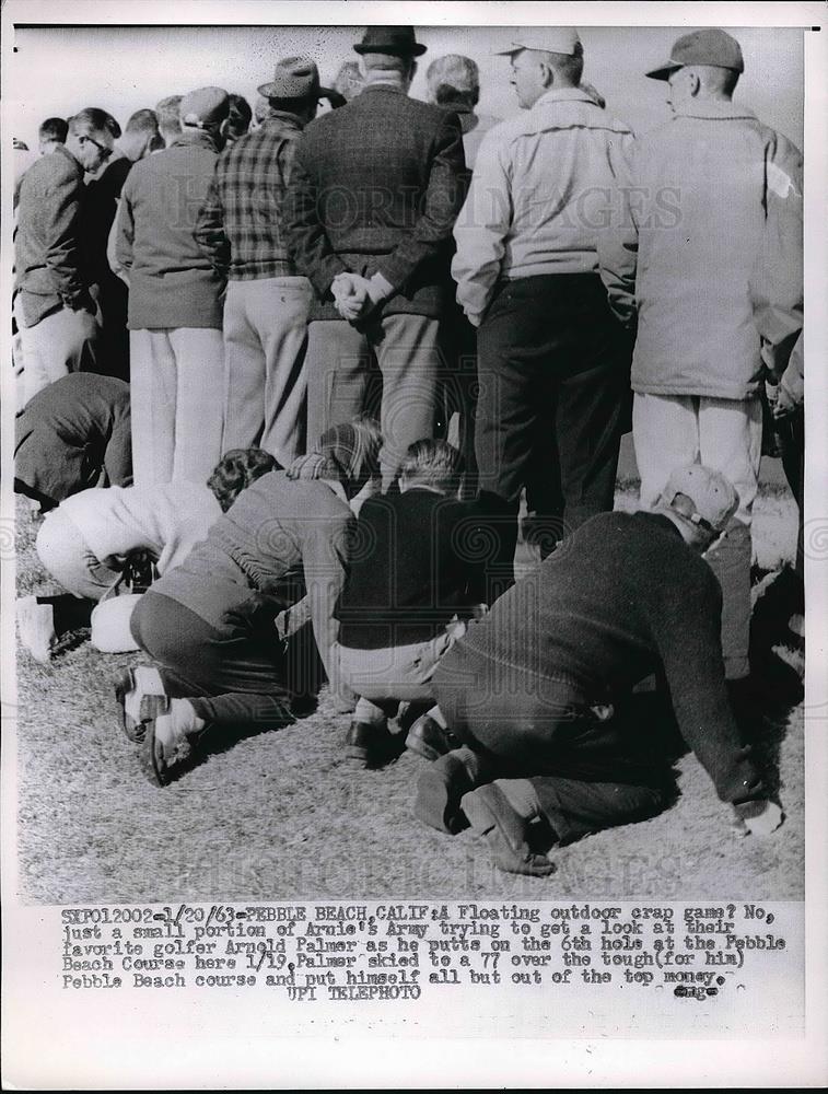 1963 Press Photo Crowd Attempts to Watch Arnold Palmer Putt at Pebble Beach - Historic Images