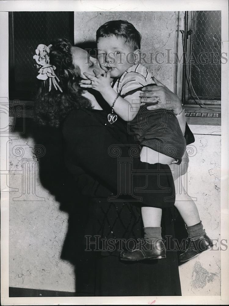 1946 Press Photo Mrs. Norma Orrico, foster mother, Gerald Olsen, 2 - Historic Images