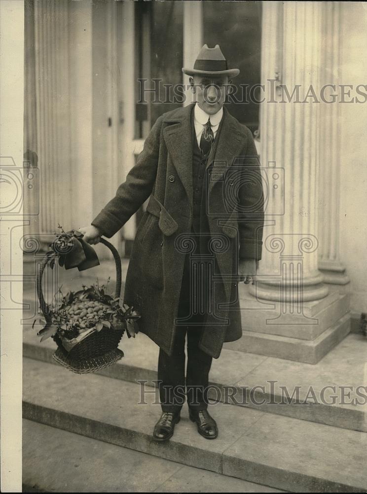 1922 Press Photo H.H. Hedrick of Flint River Pecan Co. with Basket for President - Historic Images