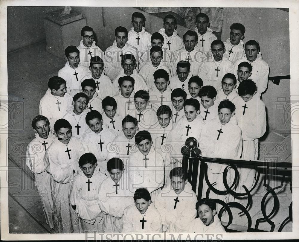 1946 Press Photo French Choirboys Singers The Wooden Cross - neb48598 - Historic Images