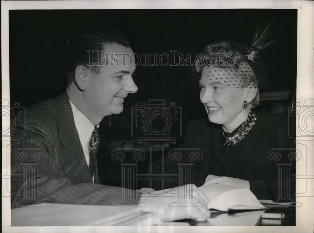 1947 Press Photo Albany, NY Mrs Janet Hill Gordon &amp; assemblyman R Knauff - Historic Images