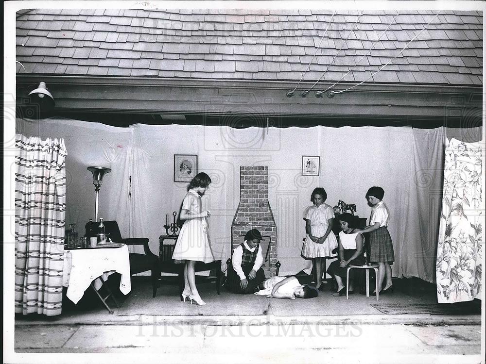 1960 Press Photo Children stage a play in their garage in Cleveland, Ohio - Historic Images