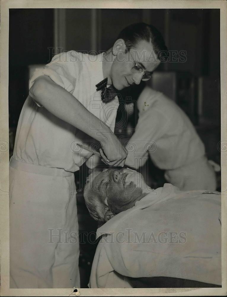 1936 Press Photo Barber giving a guy a shave - Historic Images