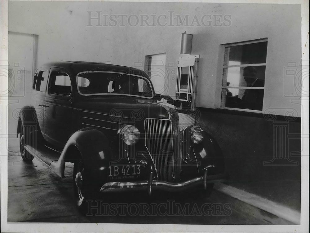 1938 Press Photo Car at Drive-in Bank in Los Angeles - Historic Images