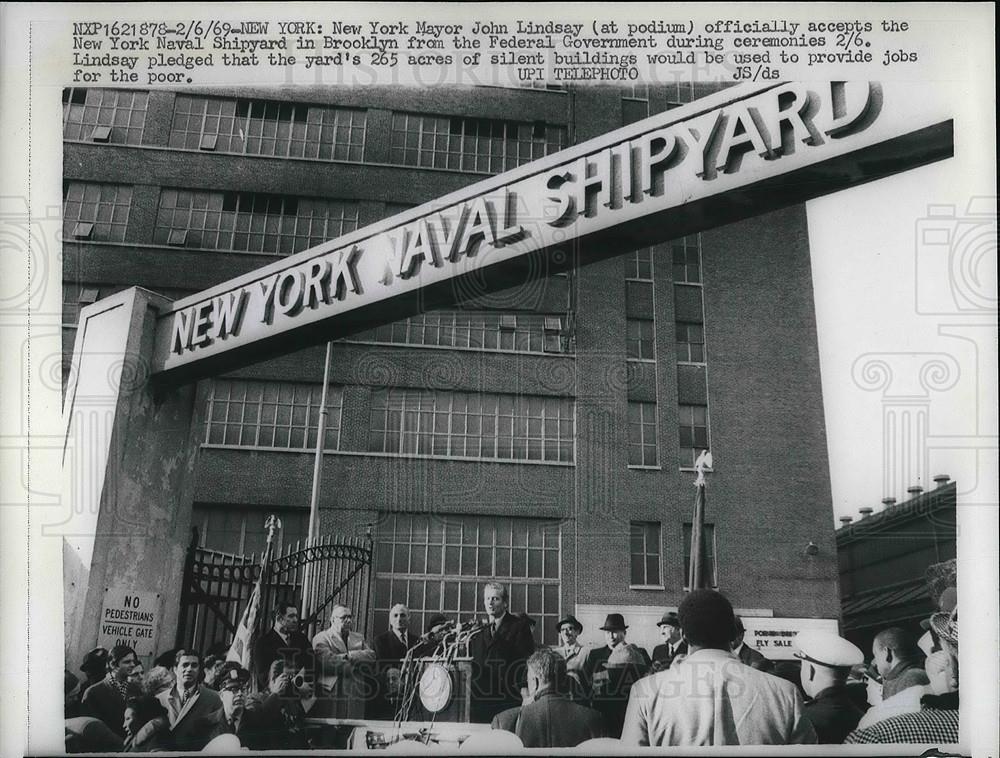 1969 Press Photo New York Mayor John Lindsay accepts New York Naval Shipyard - Historic Images