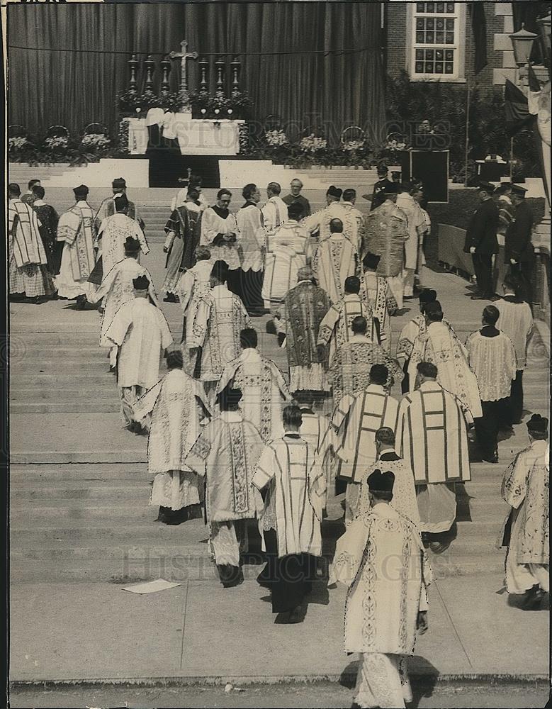 Press Photo Members of a church walking to a alter. - Historic Images