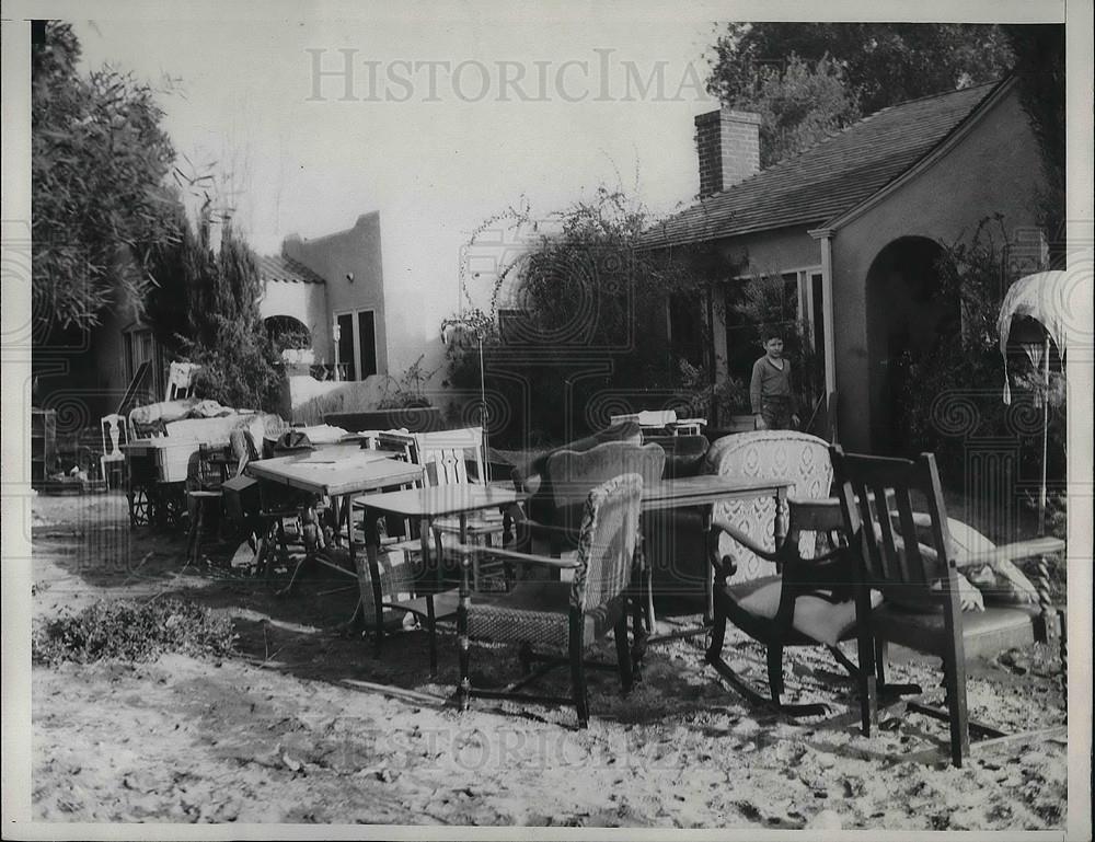 1934 Press Photo Glendale, Calif family moves furniture outside after flood - Historic Images