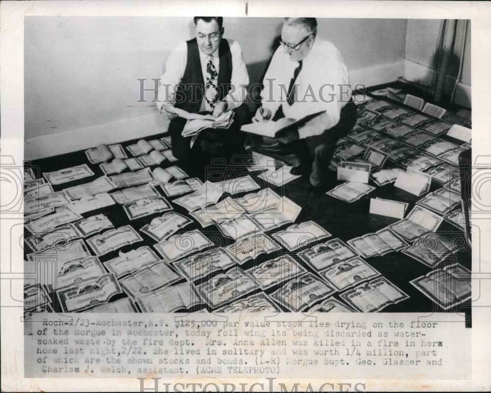 1950 Press Photo $125,000 stock drying on morgue floor after being thrown away - Historic Images