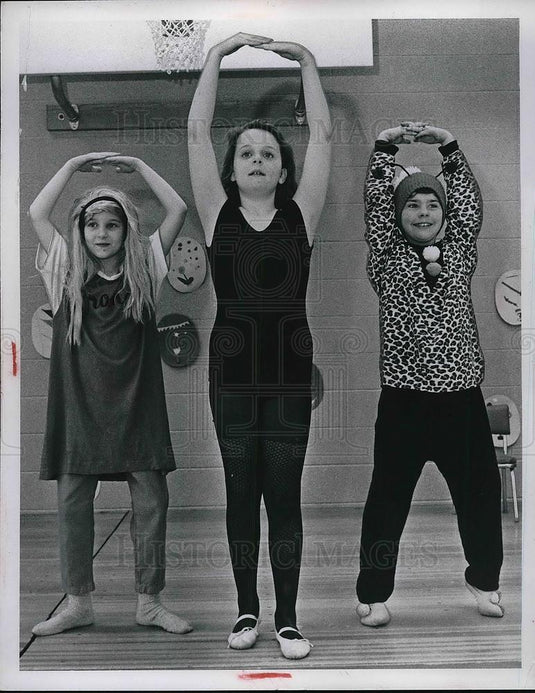 1968 Press Photo Brentmoor School, Patty Collier, Elise Baily, Tracy Shaw - Historic Images