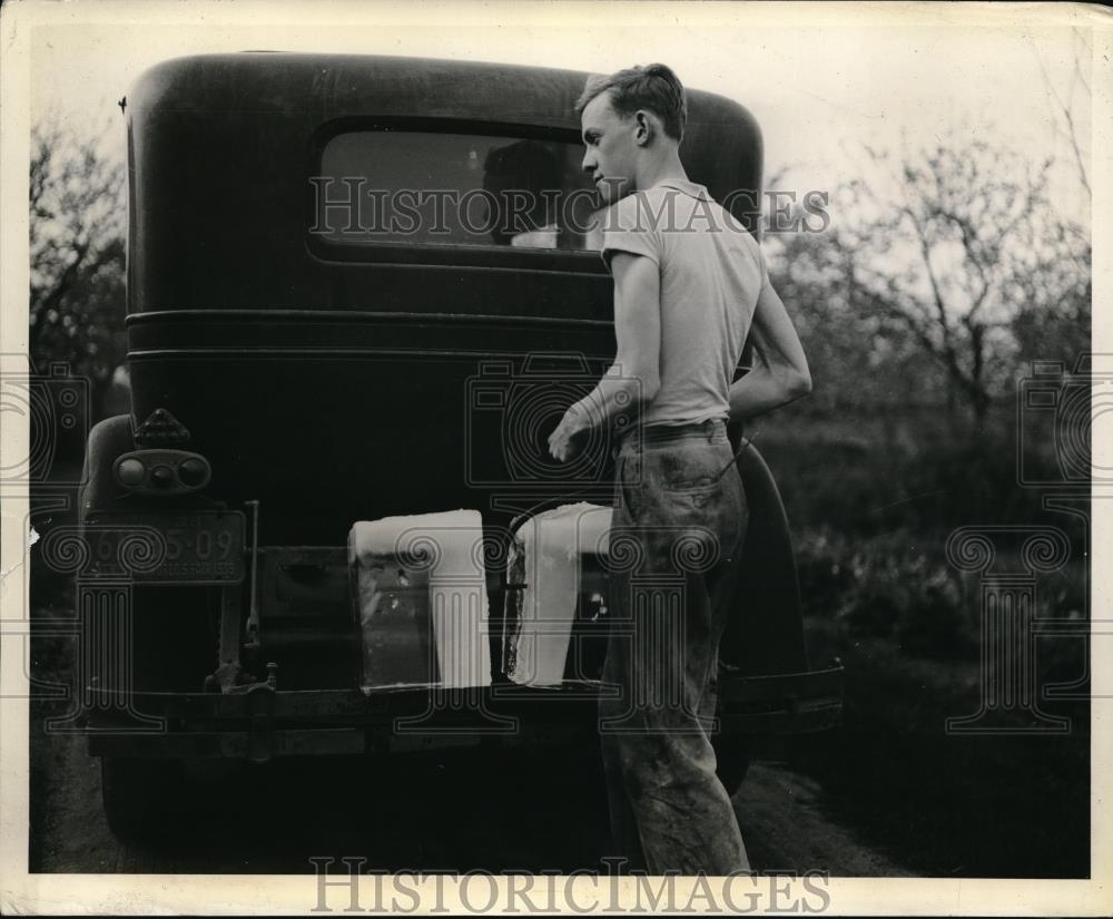 1938 Press Photo Nolan Peet Brings Ice Back To The Farm - neb49056 - Historic Images