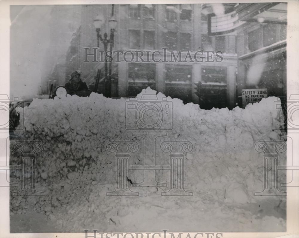 1944 Press Photo Omaha, Neb. a plow tries to clear massive amounts of snow - Historic Images