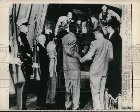 1948 Press Photo Body from army bomber after its arrival from Germany - Historic Images