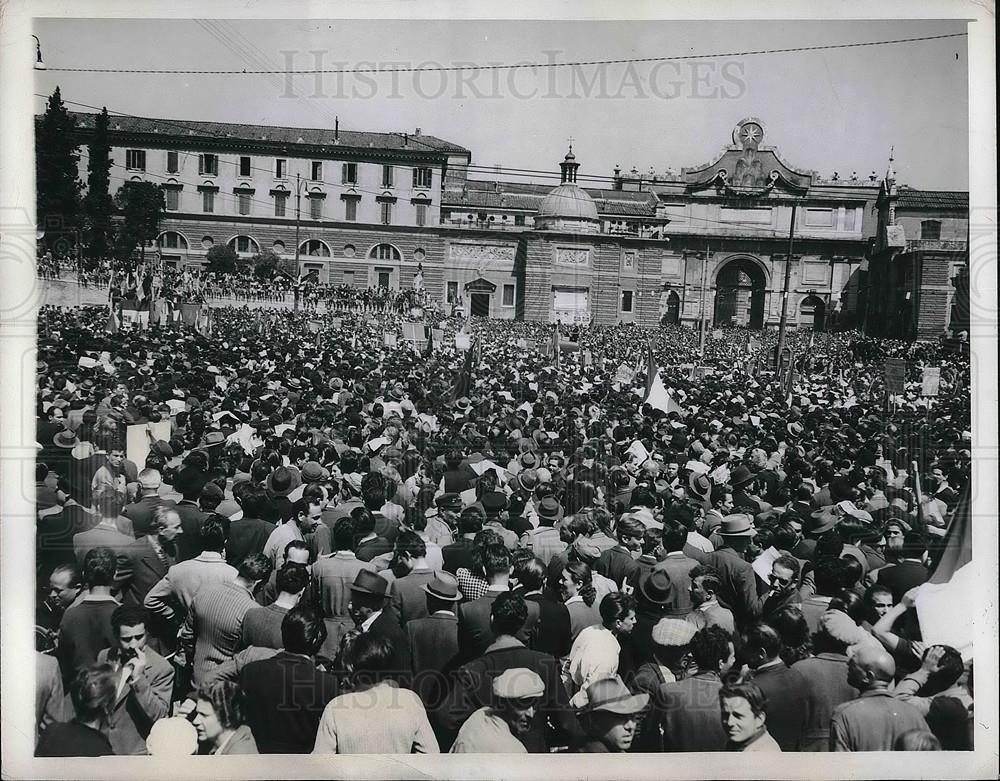 Proletarii Rome Rome,Italy crowds in Piazza del popolo protest King Umberto 1946 ...