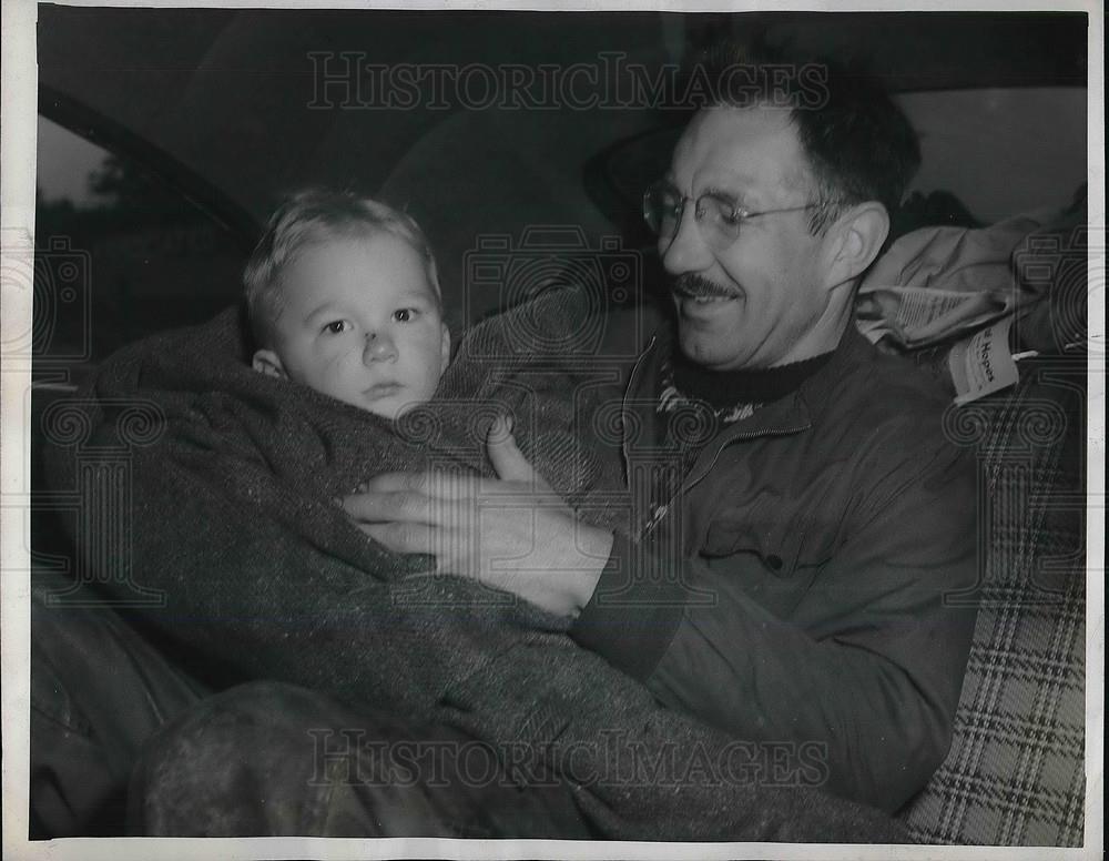 1946 Press Photo Jimmy Yarno, J.K. Yarno before being taken to hospital - Historic Images