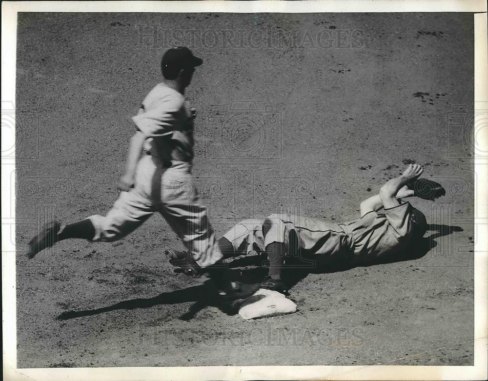 1943 Press Photo NYC, Catcher Elbie Fletcher of Pirates vs Dodger Augie galan - Historic Images