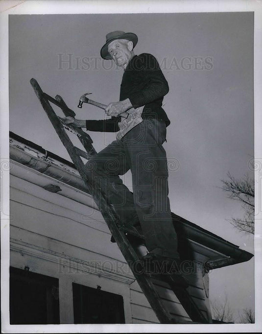 1955 Press Photo Handy Man A.L. Needham Of Ft. Scott Hard Worker Despite His 80 - Historic Images