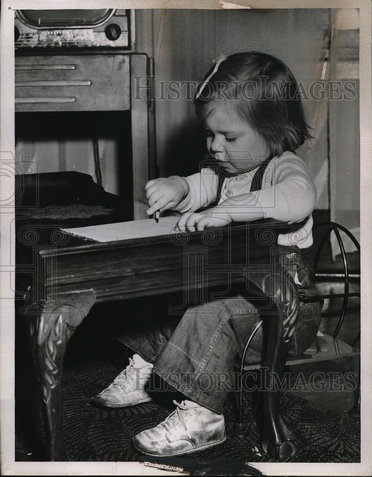1950 Press Photo Patricia Ann Macko, 20 months old, wants a choo choo - Historic Images