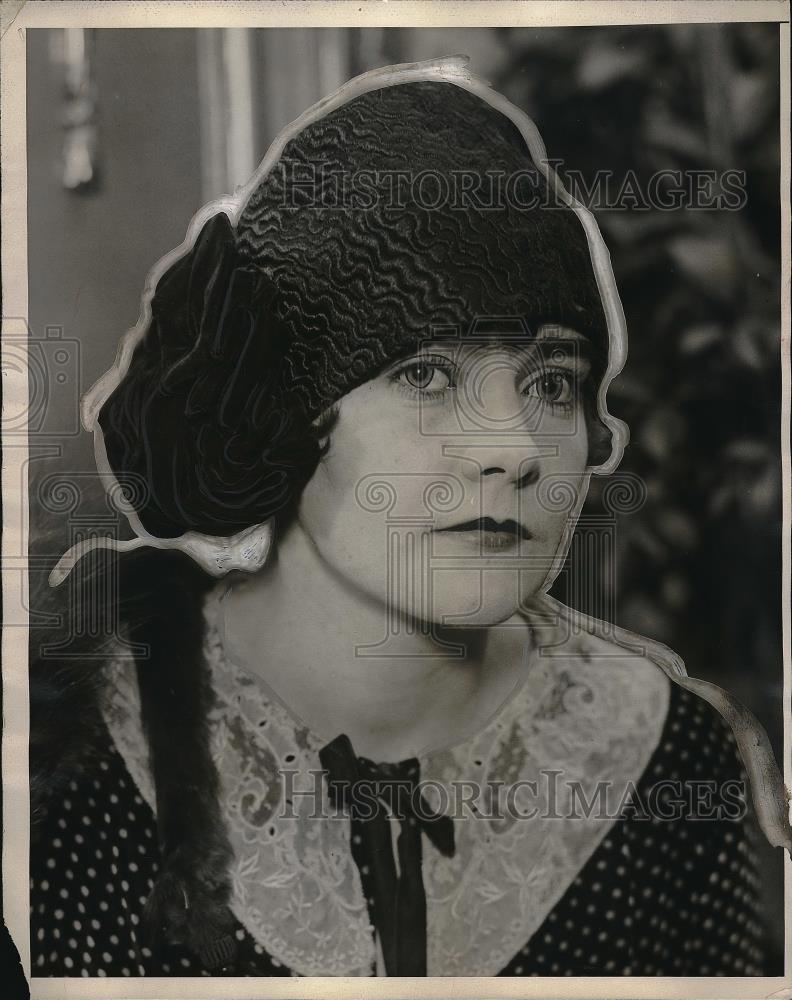 1927 Press Photo Model Modeling Hat - Historic Images