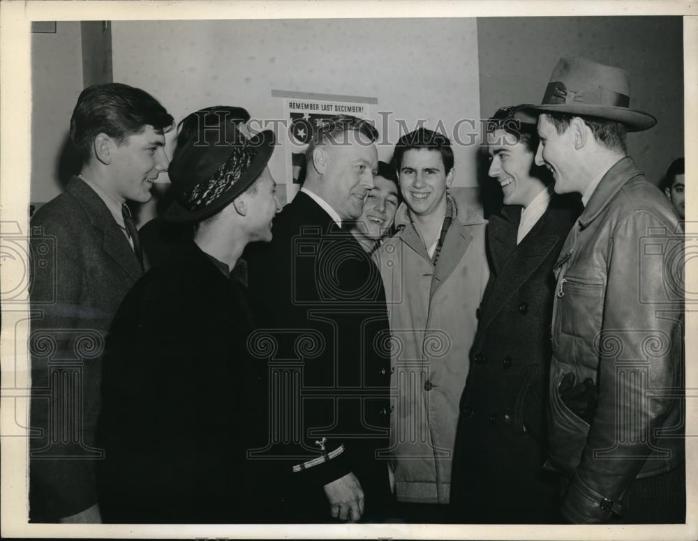 1942 Press Photo NYC, S Brungard, CWO &amp; Navy recruits - neb48851 - Historic Images