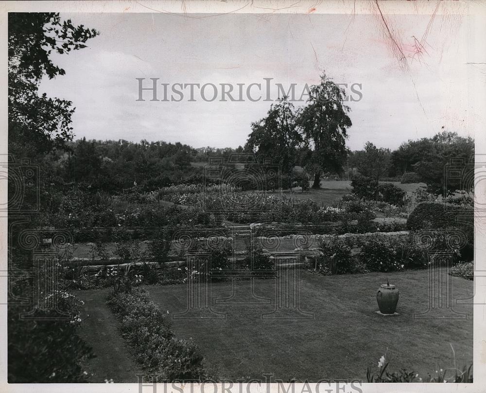 1950 Press Photo Garden tour in Cleveland, Ohio, Wanen Corning - neb48056 - Historic Images