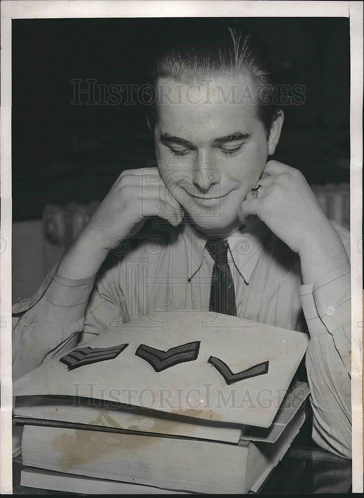 1939 Press Photo Chicago,Ill Donald Ernest US Army Pvt &amp; promotion stripes - Historic Images