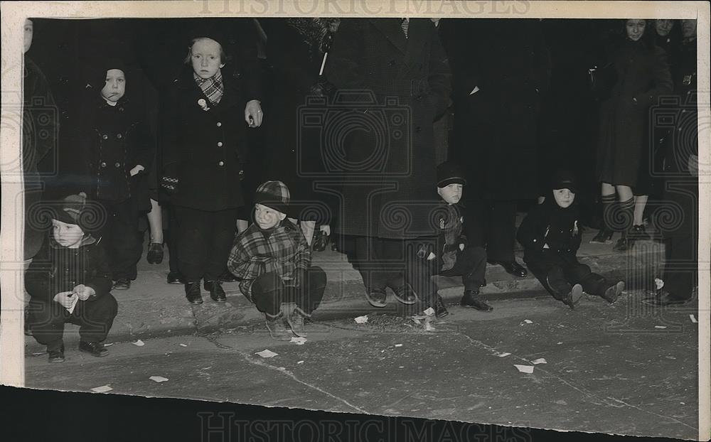 1938 Press Photo Little kids on curb for Parade - Historic Images