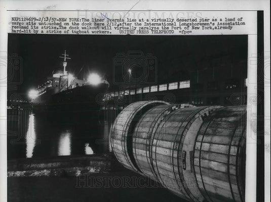 1957 Press Photo NYC, liner ship Ivernia deserted during longshoremens strike - Historic Images